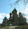 ШН на фоне церковного ансамбля на берегу Волги